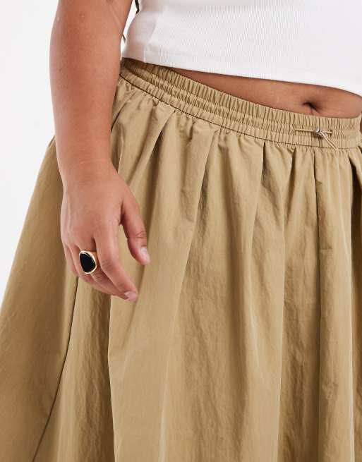 ASOS DESIGN Curve toggle waist detail volume midaxi skirt in camel, 4 of 5