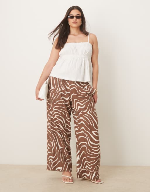 ASOS DESIGN Curve - Top a canottiera in tessuto stropicciato testurizzato bianco, 2 di 4