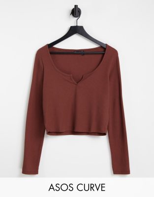 ASOS DESIGN Curve - Top a maniche lunghe in piqué con intaglio sullo scollo marrone 