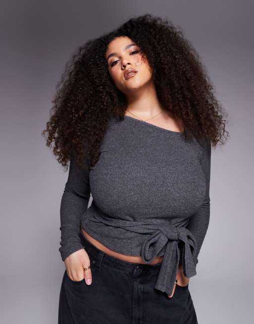 ASOS DESIGN Curve - Top a maniche lunghe spazzolato color antracite con scollo asimmetrico e allacciatura in vita