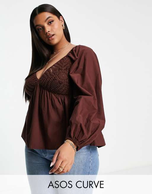 ASOS DESIGN Curve - Top all'uncinetto con scollo a V, maniche con volant e fondo peplo, colore cioccolato
