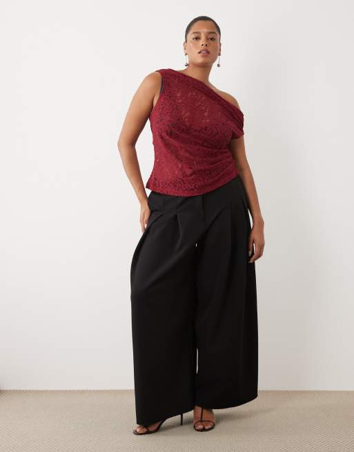 ASOS DESIGN Curve - Top asimmetrico in pizzo trasparente arricciato rosso scuro, 2 di 4