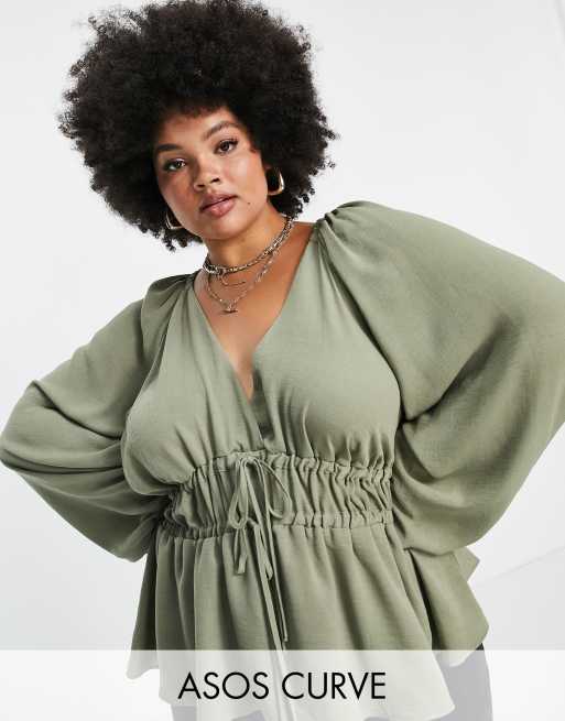 ASOS DESIGN Curve - Top col V avec manches kimono longues et liens noués sur le devant - Kaki