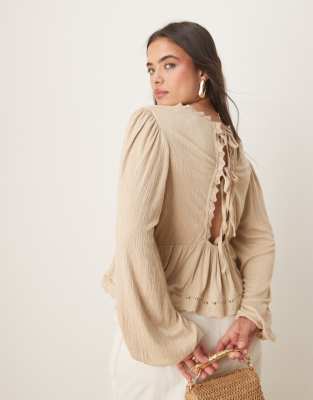 ASOS DESIGN Curve - Top froissé à manches longues noué dans le dos avec ourlet en broderie anglaise - Taupe - view 1