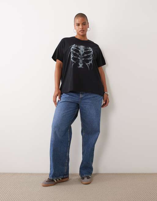 ASOS DESIGN Curve top grafico regular a maniche corte con scheletro nero, 2 di 4