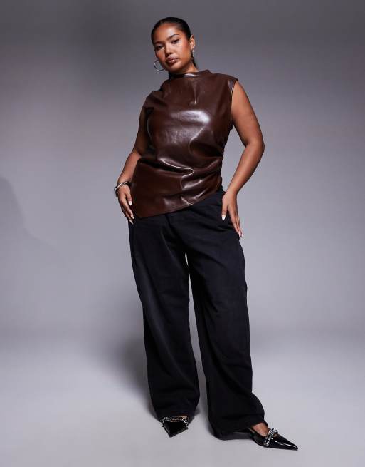 ASOS DESIGN Curve - Top habillé asymétrique drapé à col montant en imitation cuir - Chocolat, 2 de 4