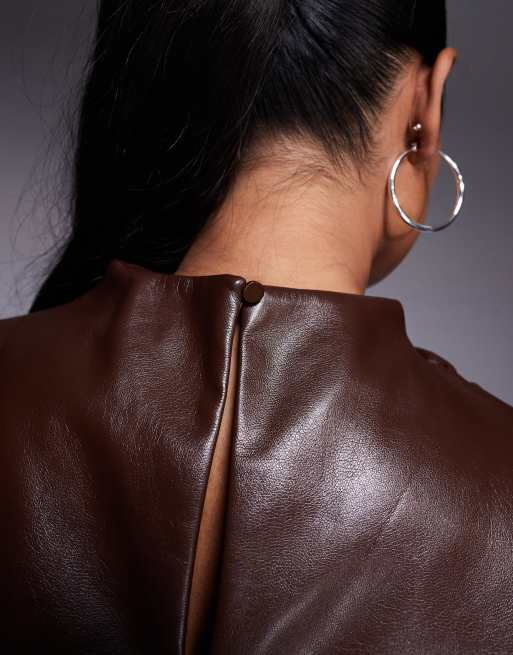 ASOS DESIGN Curve - Top habillé asymétrique drapé à col montant en imitation cuir - Chocolat, 3 de 4