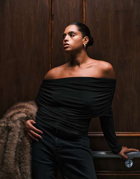 ASOS DESIGN Curve - Top manches longues drapé à encolure Bardot et coupe près du corps - Noir - view 1