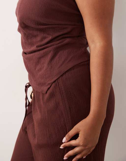 ASOS DESIGN Curve - Top marrón chocolate con escote palabra de honor asimétrico de algodón efecto rugoso (parte de un conjunto), 3 de 4