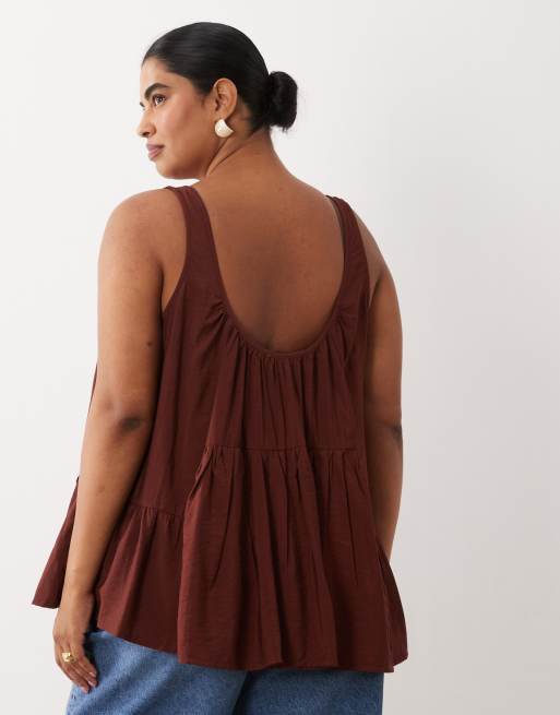 ASOS DESIGN Curve top med dyb rund hals og peplum i brun, 4 af 4