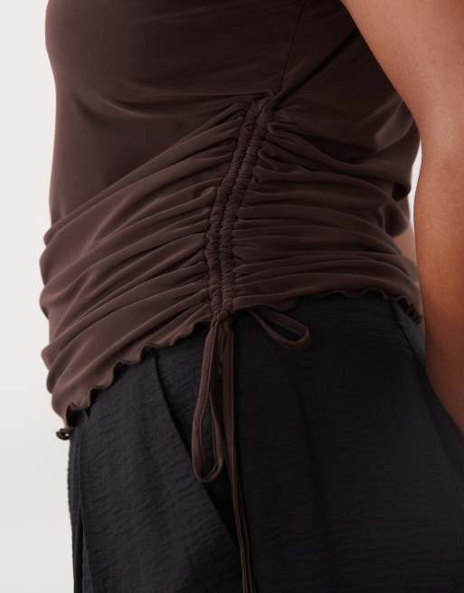 ASOS DESIGN Curve top met capmouwen, lettuce edge en rimpeling in chocoladebruin, 4 van 4