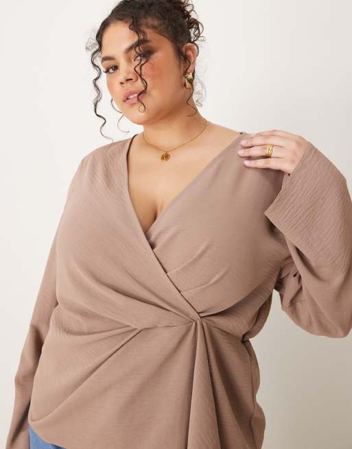 ASOS DESIGN Curve - Top met overslag en lange mouwen in bruin