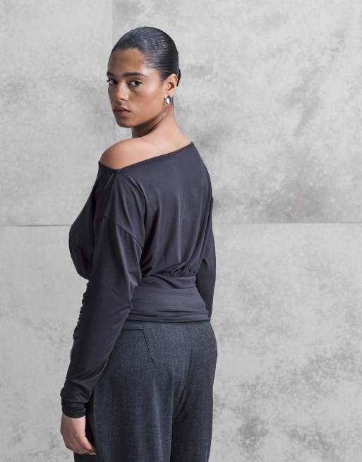 ASOS DESIGN Curve - Top près du corps à manches longues et épaules dénudées avec taille cintrée - Noir, 4 de 4