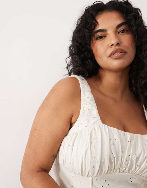 ASOS DESIGN Curve - Top tendance folk en broderie anglaise avec buste froncé - Crème, 3 de 4