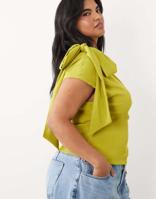 ASOS DESIGN Curve - Top verde con hombro caído y cuello tipo fular de tejido texturizado