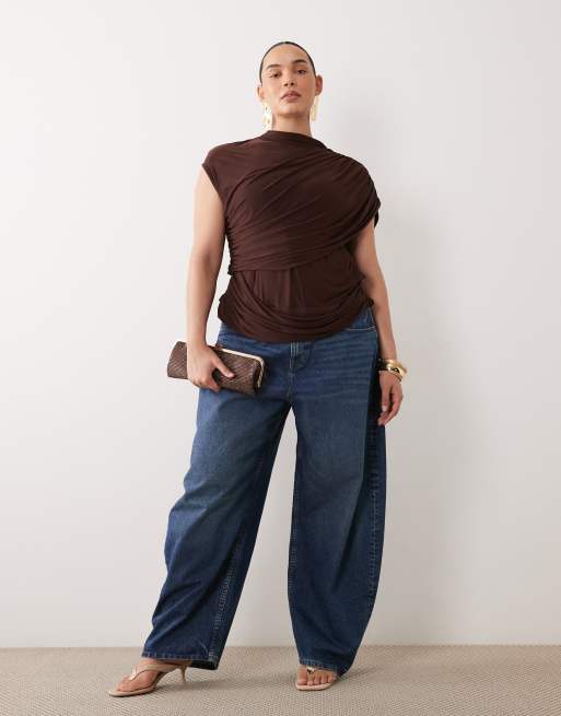 ASOS DESIGN Curve topp med slinkig rynkad draperingsdetalj i brun, 2 av 4