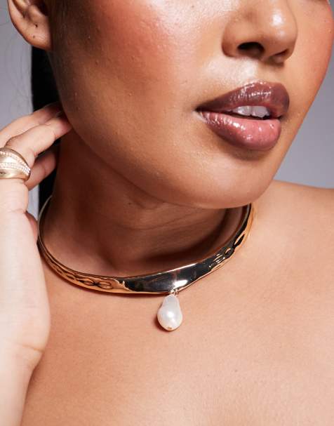 ASOS DESIGN Curve torque choker with faux pearl design in gold tone - view 1