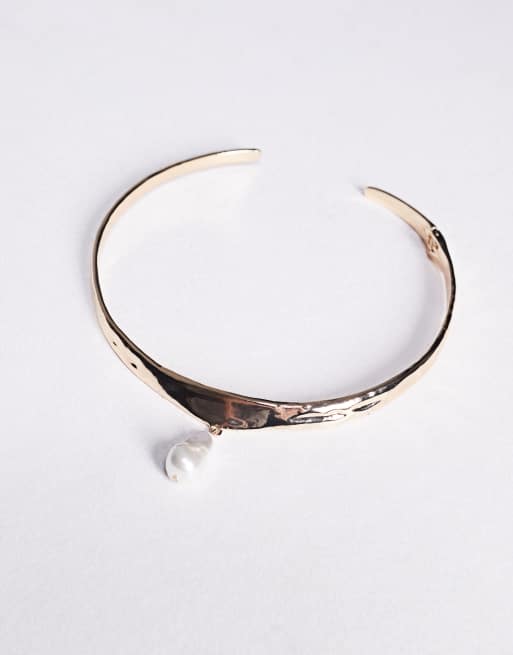 ASOS DESIGN Curve torque choker with faux pearl design in gold tone, 2 of 3