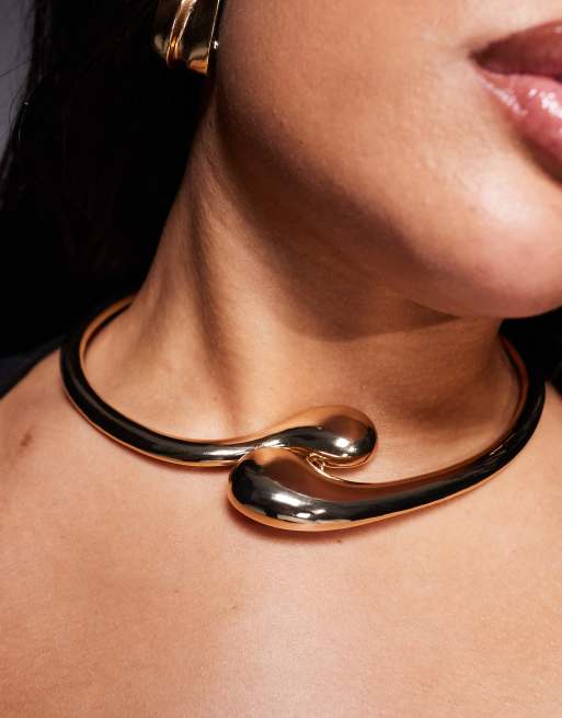 ASOS DESIGN Curve - Torque - Collarino dorato con design con gocce agganciate