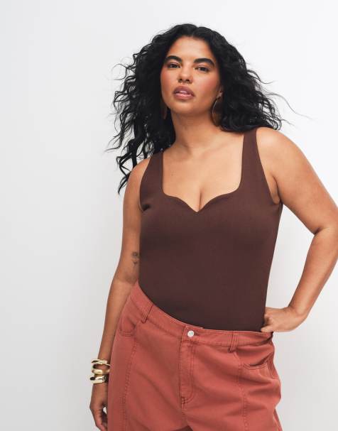 ASOS DESIGN Curve – Trägertop aus kompakter Baumwolle in Schokobraun mit geschwungenem Ausschnitt - view 1