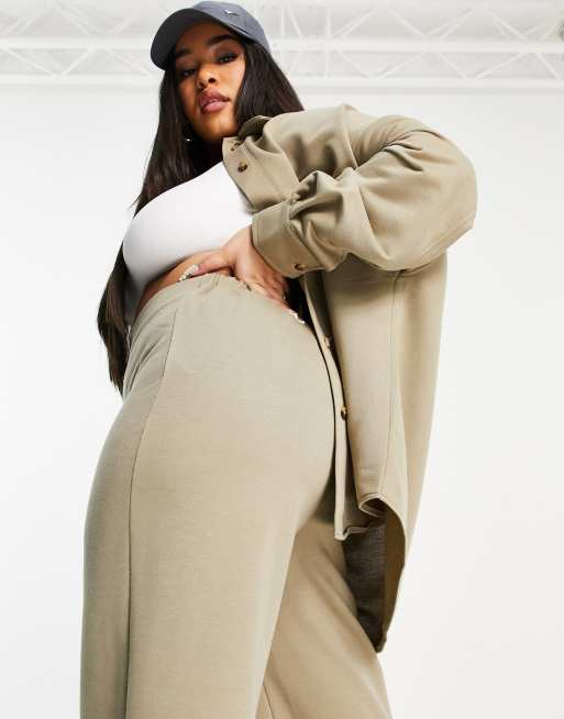 ASOS DESIGN Curve – Trainingsanzughose mit weitem Bein aus Jersey im Dad-Stil, Moosgrün, 3 von 4