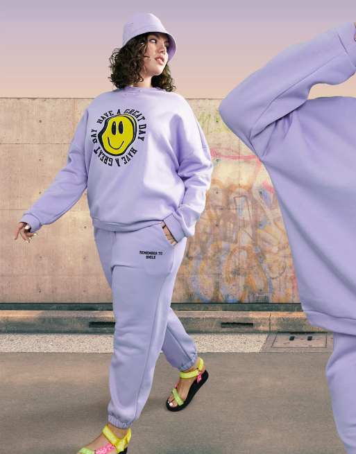 ASOS DESIGN Curve - Trainingspak met oversized sweater en oversized joggingbroek met smiley-print in lila