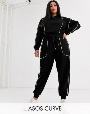 ASOS DESIGN Curve - Trainingspak van cropped sweater en joggingbroek met neonkleurige biezen-Zwart