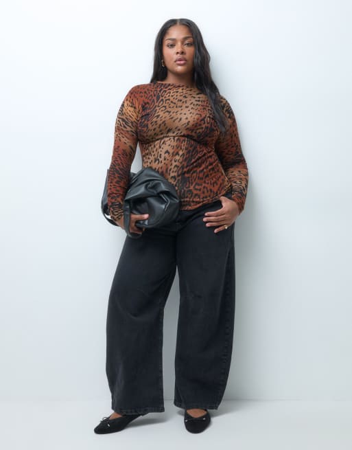 ASOS DESIGN Curve transparentes Strickoberteil mit weichem Griff und Raffungen an der Seite in dunklem Leopardenmuster, 2 von 4