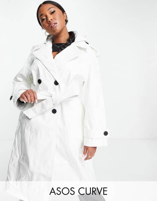 ASOS DESIGN Curve - Trench-coat à capuche en tissu verni brillant - Crème