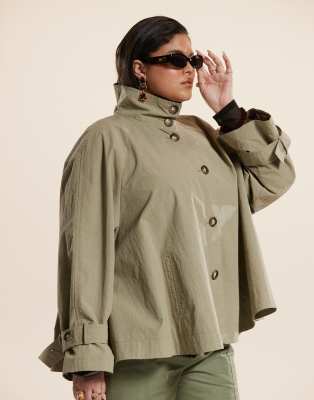 ASOS DESIGN Curve - Trenchcoat im Cape-Stil mit Funnel-Ausschnitt-Grün