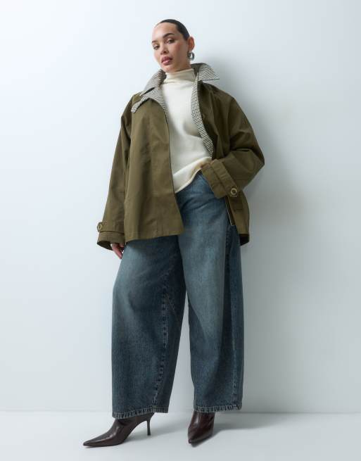 ASOS DESIGN Curve trenchcoat met capedetail en geruite voering in kaki, 3 van 5