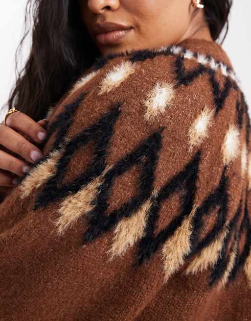 ASOS DESIGN Curve - Trui met pluizige schouderpas in toffee, 2 van 4