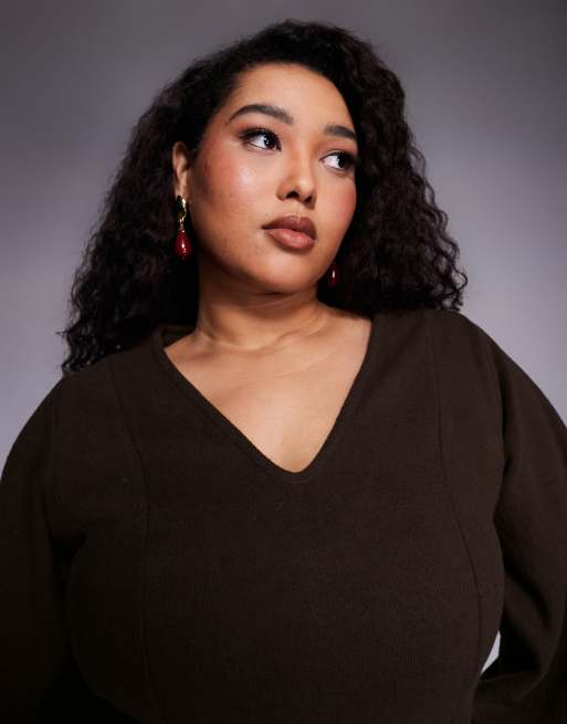 ASOS DESIGN Curve - Tætsiddende og superblød chokoladebrun minikjole med svaj og v-hals samt sømdetaljer, 2 af 4