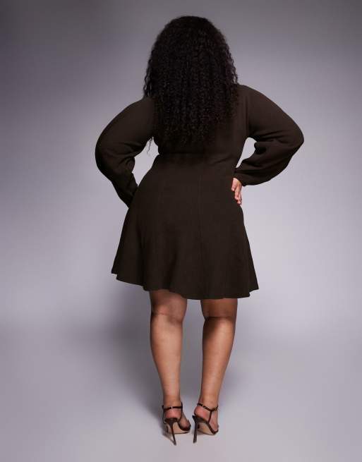 ASOS DESIGN Curve - Tætsiddende og superblød chokoladebrun minikjole med svaj og v-hals samt sømdetaljer, 3 af 4