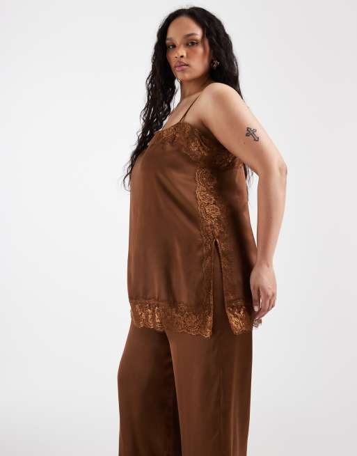 ASOS DESIGN Curve - Tuta jumpsuit in raso marrone con spalline sottili e pizzo, 2 di 4