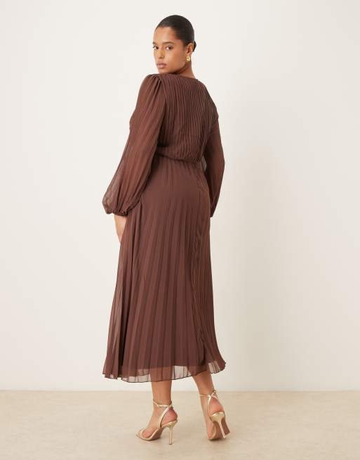 ASOS DESIGN Curve twist detail wrap front pleated midi dress in chocolate, 3 of 4
