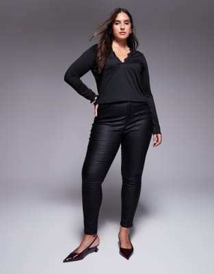 ASOS DESIGN Curve - Ultimate - Beschichtete Jeans mit engem Schnitt in Schwarz