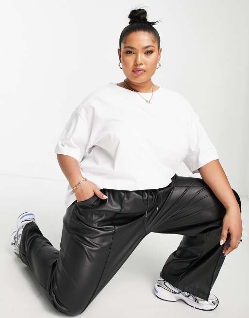 ASOS DESIGN Curve ultimate oversized T-shirt in white, 2 of 4