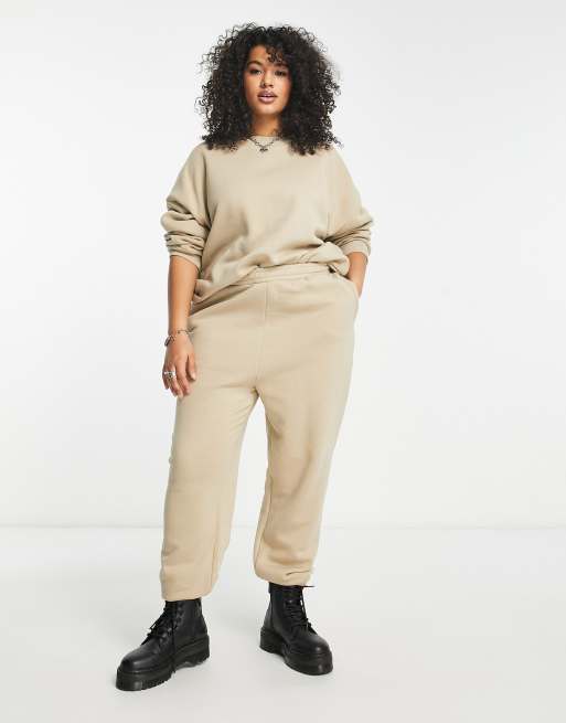 ASOS DESIGN Curve Ultimate Trainingsanzug in neutralen Farben mit Sweatshirt und Jogginghose ASOS