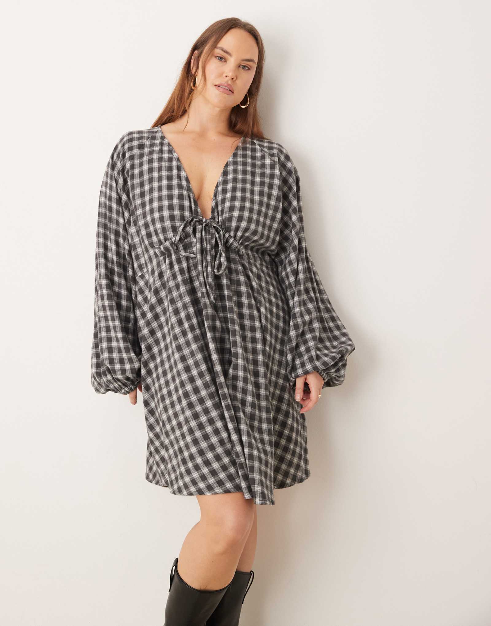 Мини-платье ASOS DESIGN Curve с v-образным вырезом и завязывающимся бюстом и объемными рукавами в серую клетку