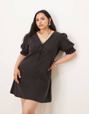 ASOS DESIGN Curve - Vasket sort minikjole med flæsedetaljer og pufærmer i blød denim - view 1