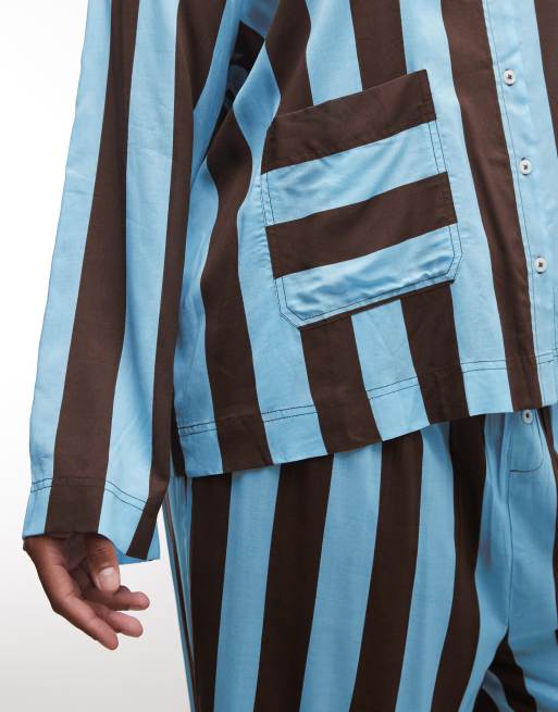ASOS DESIGN Curve vävt pyjamasset i viskos och modal med långa ärmar i blå rand, 2 av 4