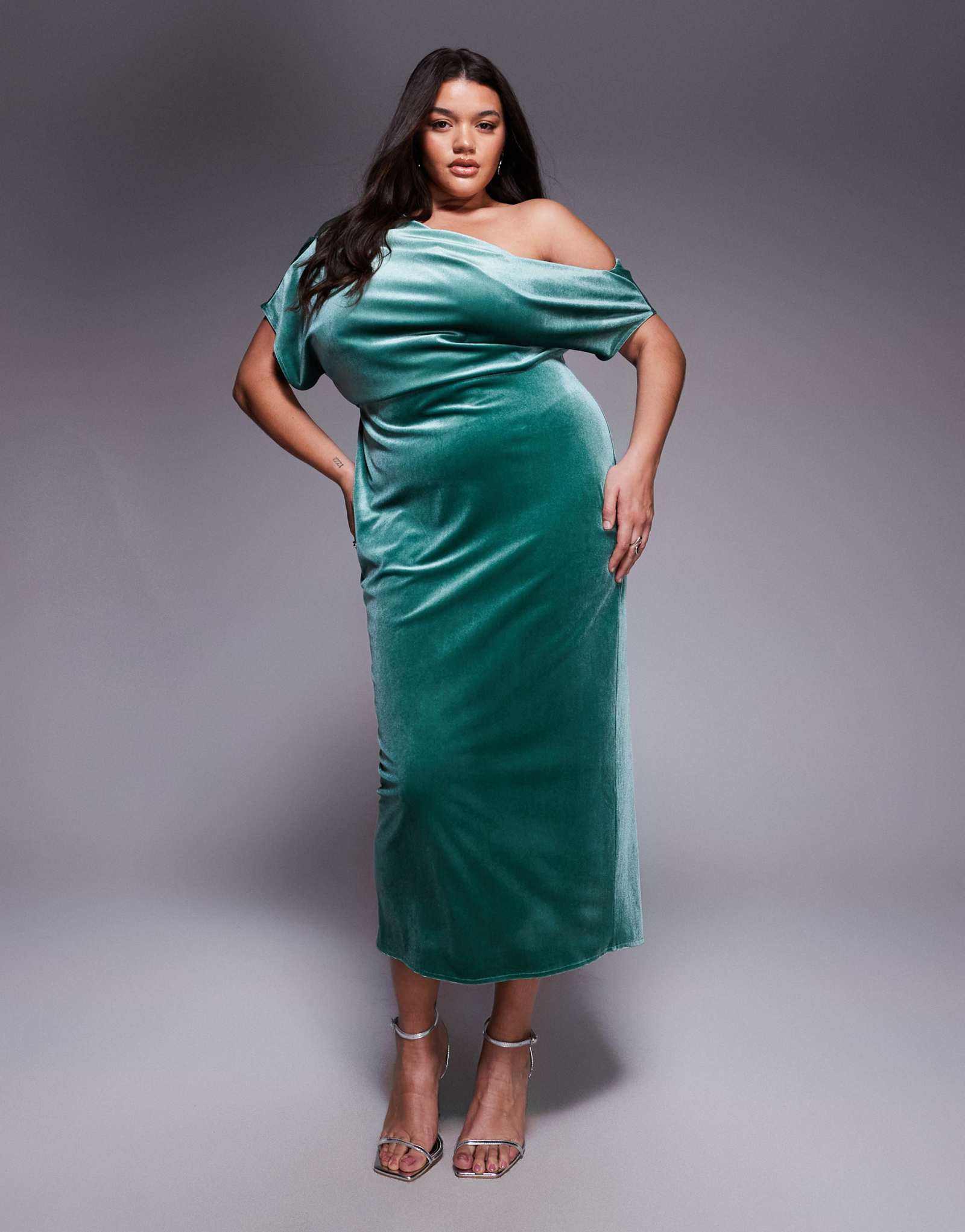 Бархатное миди-платье с эффектным вырезом ASOS DESIGN Curve зеленого цвета