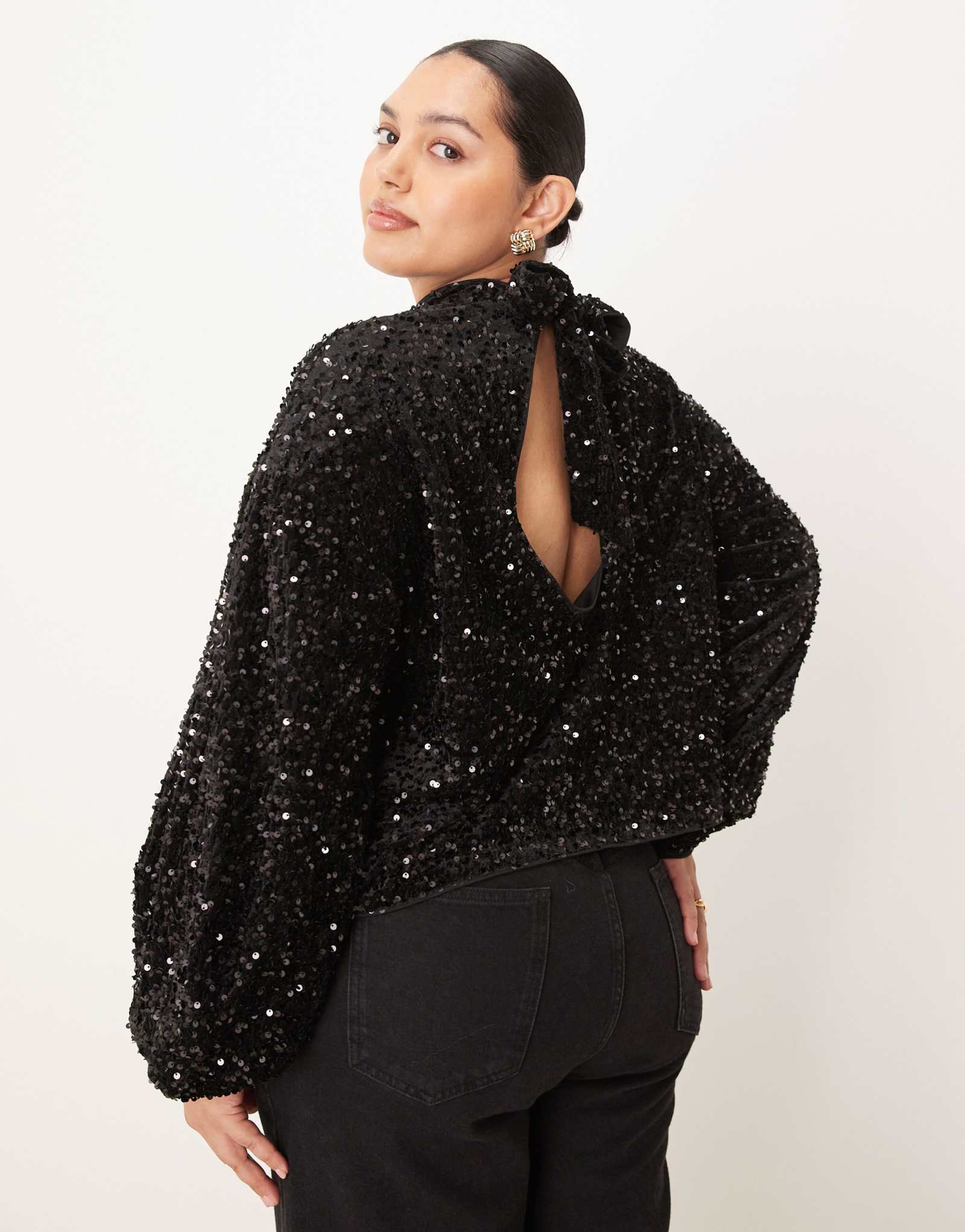 Черная бархатная блузка ASOS DESIGN Curve с открытой спиной и длинными рукавами, расшитая блестками