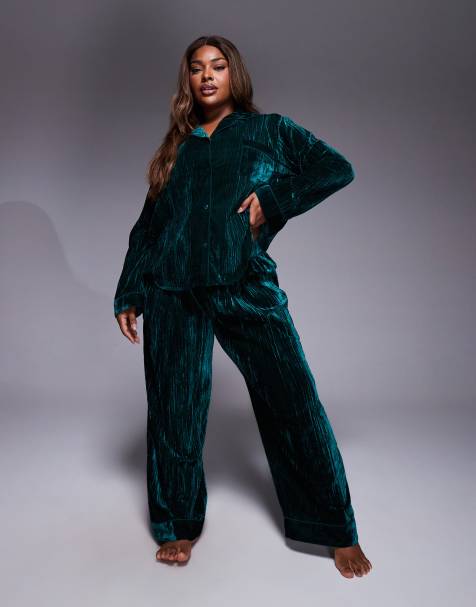 ASOS DESIGN Curve velvet texture pyjama set in emerald green - view 1