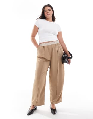 ASOS DESIGN Curve - Verkürzte Schlupfhose in Taupe mit Kontrastbund-Braun