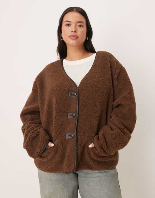 ASOS DESIGN Curve - Vest van borg met PU-afwerking in chocoladebruin