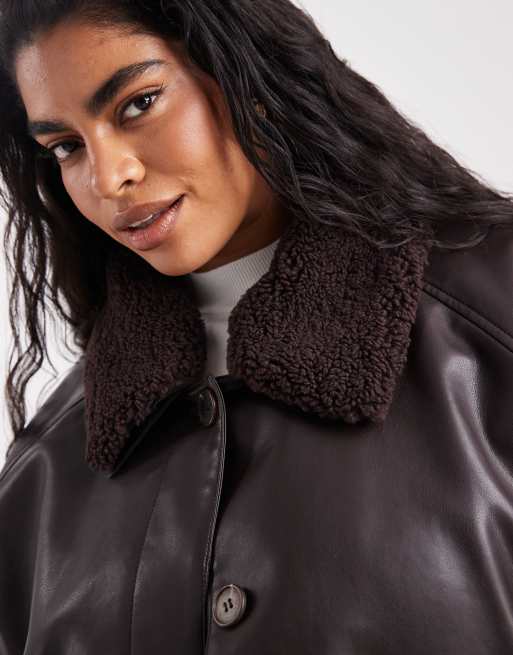 ASOS DESIGN Curve - Veste en imitation cuir et imitation peau de mouton avec taille cintrée - Chocolat , 2 de 4