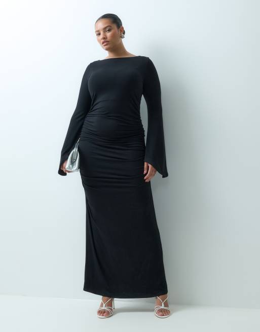ASOS DESIGN Curve vestido largo fruncido con manga cascada en negro, 2 de 4