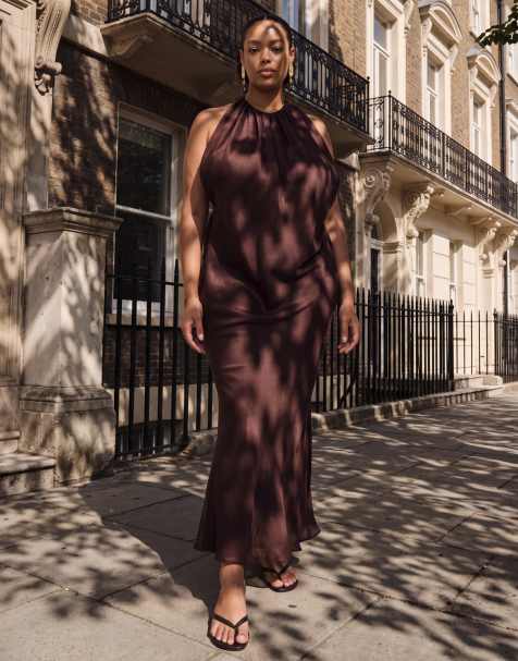 ASOS DESIGN Curve - Vestido largo marrón chocolate con cuello halter drapeado y detalle anudado en la espalda - view 1